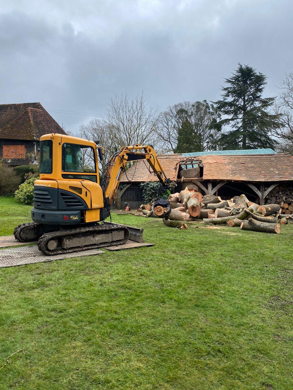 This is a photo of tree felling being carried out in Sittingbourne. All works are being undertaken by Sittingbourne Tree Surgery